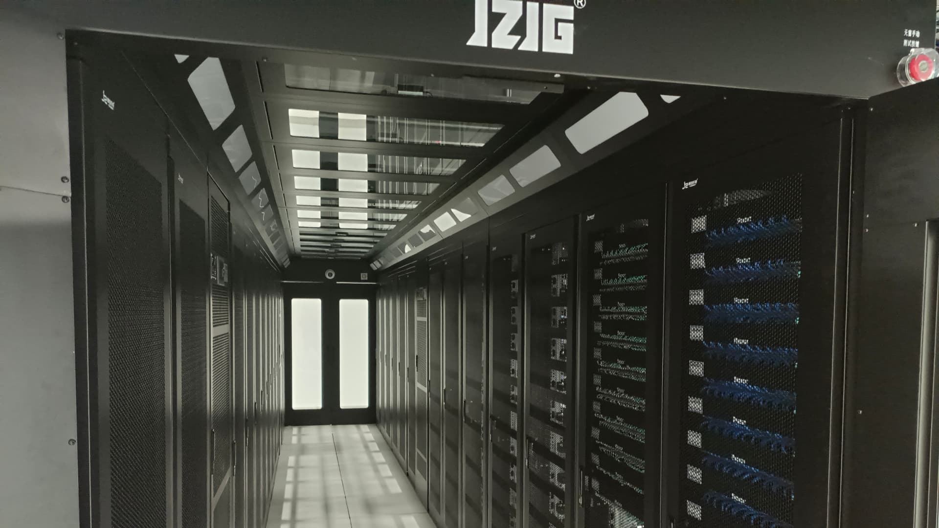 精致森藍供貨深圳中集天達園區冷通道數據機房交付使用